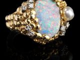 une bague en oplite et perle, par personne