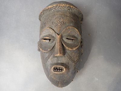 Masque TSHOKWE Zaïre bois et fibre végétale, H 27 cm