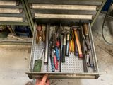 un tiroir rempli d'outils qui traînent dans un garage
