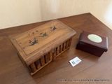 une petite boîte en bois posée sur une table, sur laquelle est accrochée une étiquette