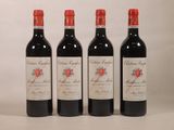 trois bouteilles de vin rouge sont alignées sur une surface blanche