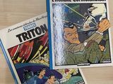 deux bandes dessinées sont assises l'une à côté de l'autre sur une table