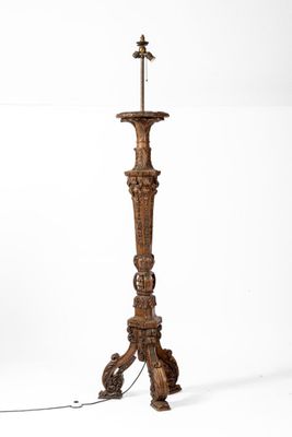 une image représentant une grande lampe en bois surmontée d'une croix