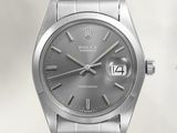 une montre Rolex avec un cadran argenté et un bracelet argenté
