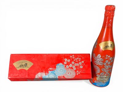 une bouteille de vin à côté d'une boîte de chocolats