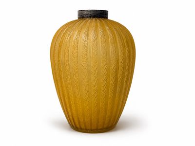 un vase jaune avec un couvercle noir sur fond blanc