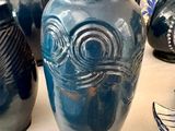 de nombreux vases bleus posés les uns à côté des autres sur une table