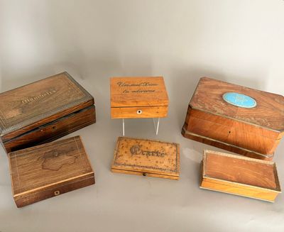 Plusieurs boîtes en bois sont alignées sur une table