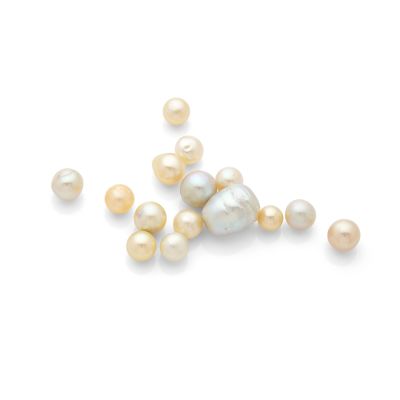 un ensemble de perles blanches et jaunes sur un fond blanc
