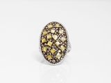 une bague ornée de diamants bruns et blancs sur un fond blanc