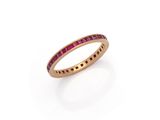 une bague « éternité » sertie de saphirs roses et de diamants