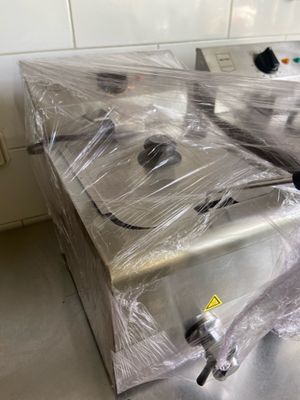 deux machines emballées dans du plastique sur le comptoir