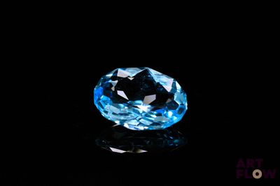 gros plan d'un diamant bleu sur une surface noire