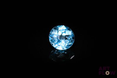 gros plan d'un diamant bleu sur une surface noire