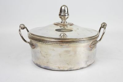 une cocotte ancienne en métal argenté, avec un couvercle et des poignées