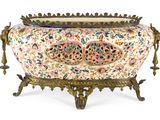 un grand vase orné d'un motif floral