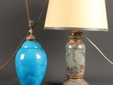 paire de vases chinois en cloisonné, accompagnés de lampes assorties sur des supports