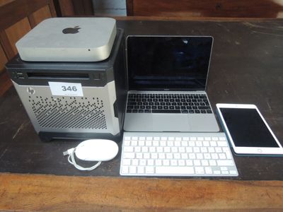 un ordinateur portable, un téléphone portable et un ordinateur posés sur une table