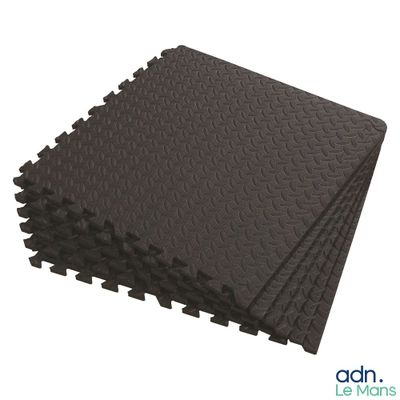 une pile de dalles en mousse noire sur fond blanc