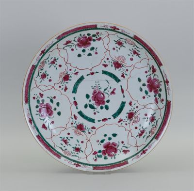une image représentant une assiette blanche ornée de motifs rouges et verts