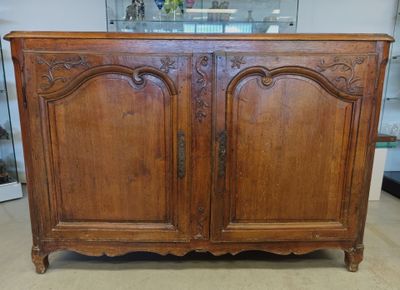 une vieille armoire en bois à deux portes, avec un miroir derrière