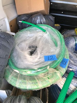 un tas de tuyaux et d'autres objets à l'arrière d'un camion