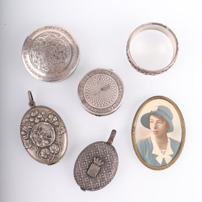 plusieurs objets anciens en argent, dont un porte-clés, une bague et un portrait de femme