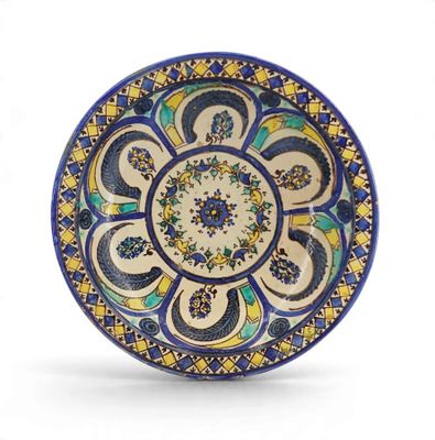 une assiette bleue et jaune ornée d'un motif floral