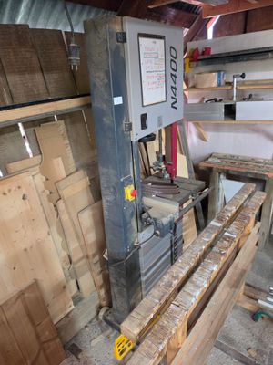 une grande machine installée dans une pièce