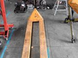two skis that are sitting on the floor in the garage