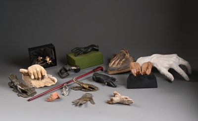 plusieurs objets posés ensemble sur une table