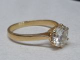 l'image d'une bague en or surmontée d'un diamant