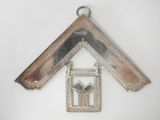 une photo d'un pendentif en forme de maison accroché à un mur