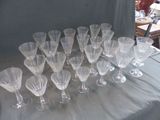 un grand nombre de verres à vin posés sur une table