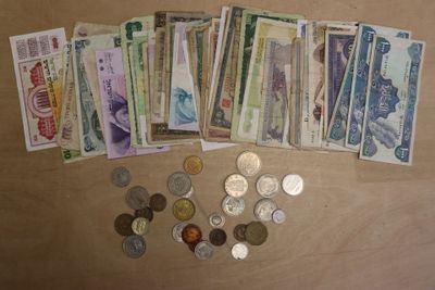 beaucoup d'argent sur la table, avec plein de pièces
