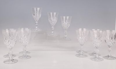 six verres à vin posés sur une table avec une bougie