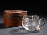 un verre posé à côté d'une boîte sur une table