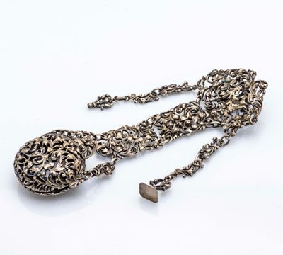 une photo d'un collier en argent orné d'un cœur