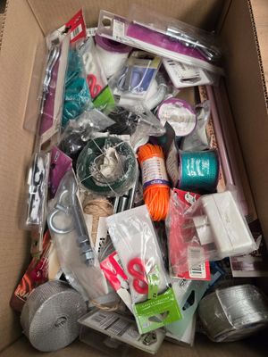 une boîte en carton remplie d'objets hétéroclites