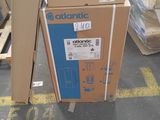 une pile de cartons posée par terre dans un entrepôt