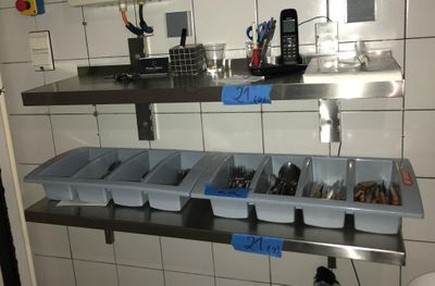 de nombreux bacs d'outils sur les étagères de la cuisine