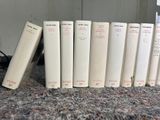 beaucoup de livres alignés par terre