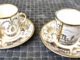 deux tasses et soucoupes posées sur une table