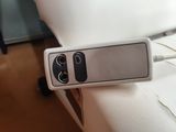 une télécommande fixée à l'arrière d'une chaise blanche