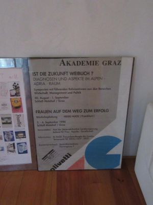 une photo d'une photo d'une brochure accrochée au mur