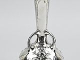 une image représentant un vase en argent posé sur une table