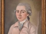 portrait d'une femme vêtue d'un manteau rose et d'une cravate bleue