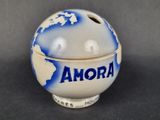 un petit bol bleu et blanc orné d'un globe terrestre