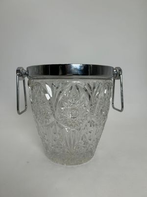 Un sceau à champagne en cristal taillé.