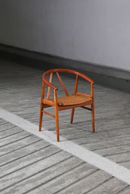 une chaise posée au milieu de la pièce